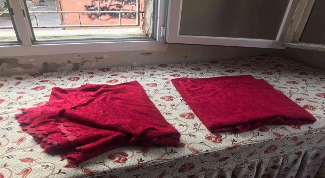 Cinayet zanlılarını kırmızı örtü ele verdi