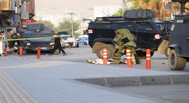 Cizrede şüpheli valiz patlatıldı, meraklı kalabalık dikkatlerden kaçmadı