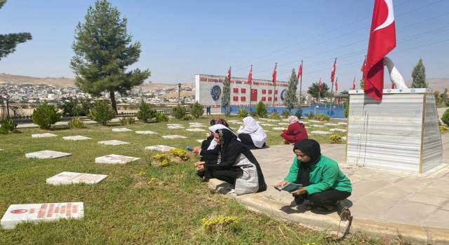 Cizreli kadınlar bombalı saldırıda şehit olan 12 polisi unutmadı