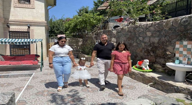 Çocuk Gelişim Uzmanı; 2 yaşındaki kızı Kumsal ile bin 800 adet kitap okudu