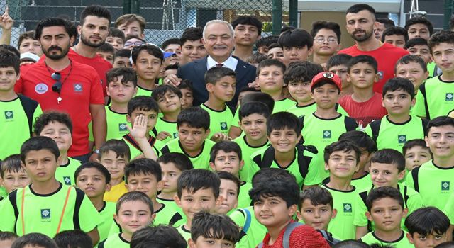 Çocuklar Başkan Kadir Kara’ya Yoğun İlgi Gösterdi