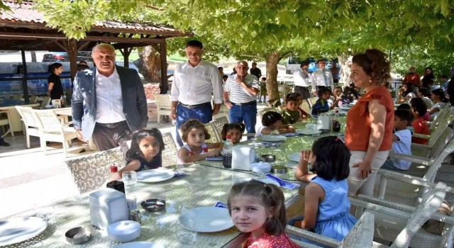 Çocuklar kahvaltıda bir araya gelip eğlendi