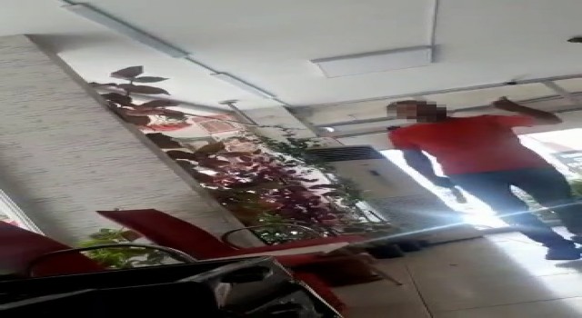 Çocuklarını görmek isteyen eski karısını satırla kovaladı