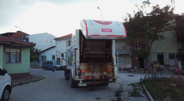 Çöp konteynerleri yıkanarak dezenfekte ediliyor