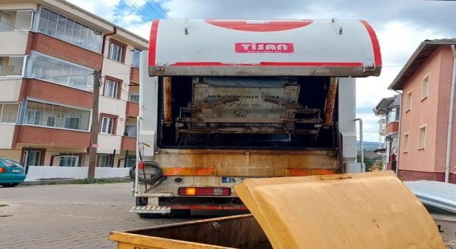 Çöp konteynırları yıkanarak dezenfekte ediliyor