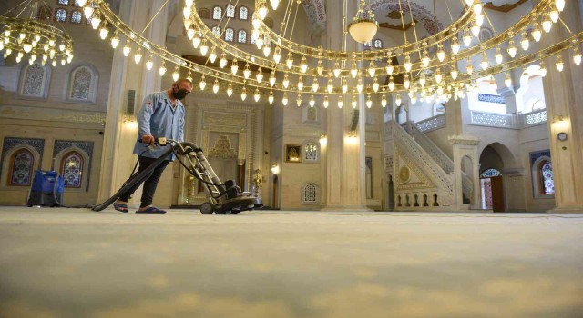 Çorumdaki ibadethaneler gül suyu ile temizleniyor
