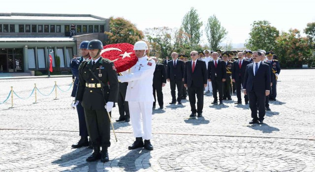 Cumhurbaşkanı Erdoğan, 30 Ağustos Zafer Bayramı dolayısıyla Devlet Mezarlığını ziyaret etti