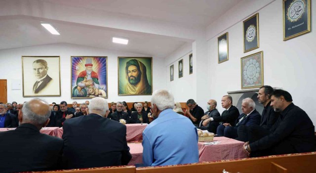 Cumhurbaşkanı Erdoğan cemevinde Alevi dedeleriyle birlikte iftar yaptı