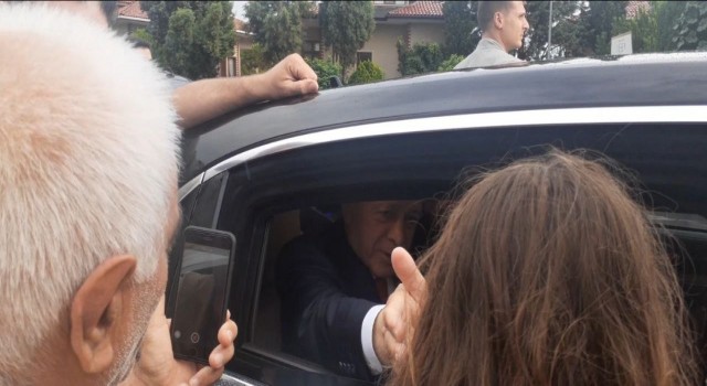 Cumhurbaşkanı Erdoğan Tayyip dede diye seslenen çocuklara hediyeler verdi