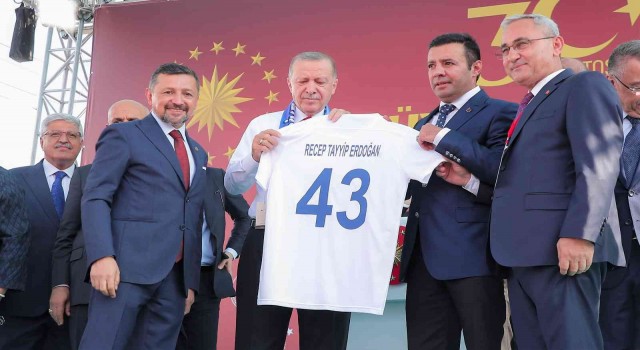 Cumhurbaşkanı Erdoğana, Belediye Kütahyaspor forması hediye edildi