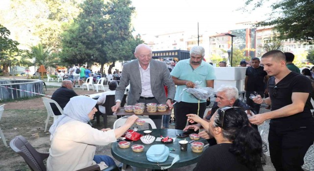 Cumhuriyet Parkında damaklar aşure ile tatlandı