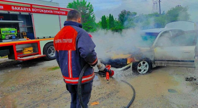 D-100de yanan otomobile böyle müdahale ettiler