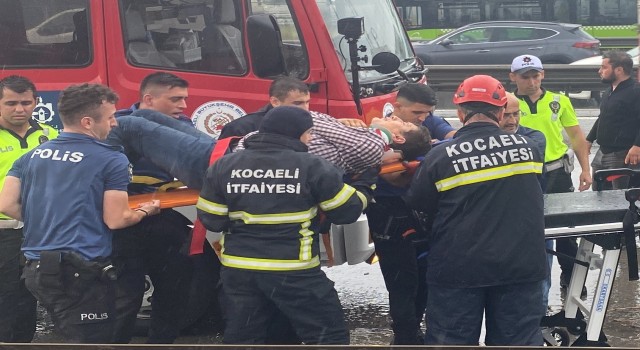 D-100de zincirleme kaza, araçta sıkışan sürücüyü itfaiye ekipleri kurtardı