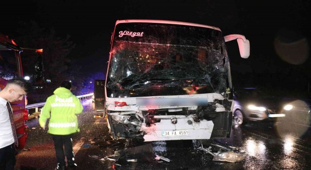 D-650de yolcu otobüsü tıra çarptı: 25 yaralı