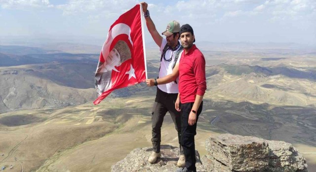 Dağcılar Zafer Bayramını zirvede kutladı