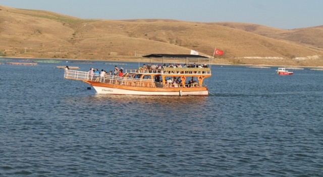 Demirözündeki piknik alanı doldu taştı gurbetçilerden tekne turlarına yoğun ilgi