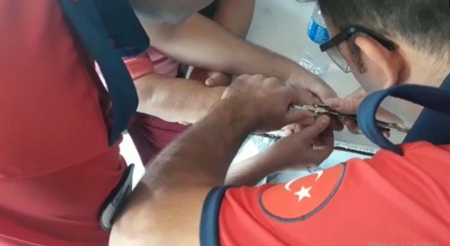 Denedikleri yüzüklerden kurtulamayan kadınların imdadına itfaiye yetişti