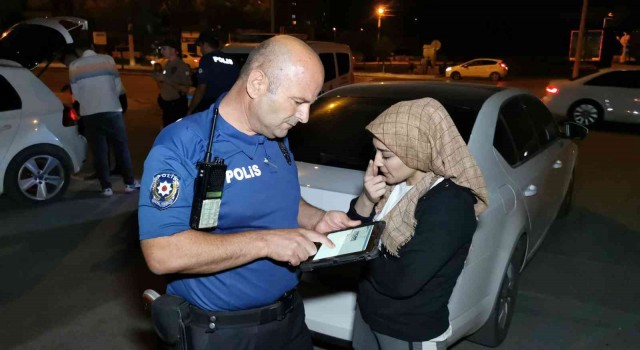 Denetimden kaçmak için ters şeride girdi, yakalanınca aday sürücü ve alkollü olduğu ortaya çıktı