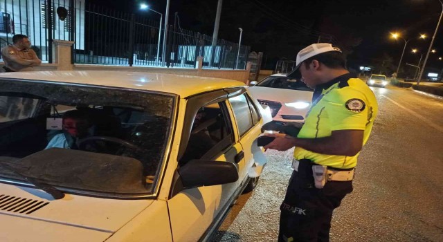 Denetiminde polis bir sürücüyü alkollü araç kullanırken yakaladı