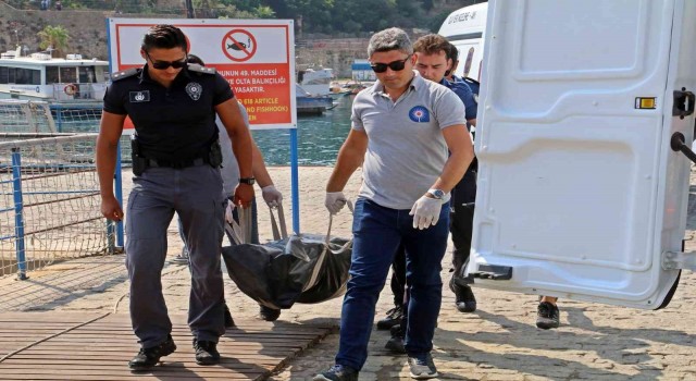 Denizde boğulan emekli öğretmene, gözü yaşlı kardeşlerden son öpücük