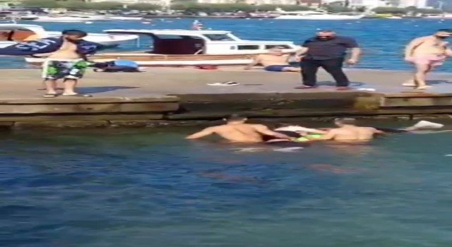 Denizde boğulma tehlikesi geçiren kişiyi vatandaşlar kurtardı