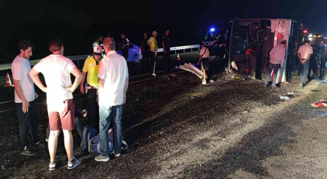 Denizlide yolcu otobüsü refüje devrildi: 2si ağır 28 yaralı