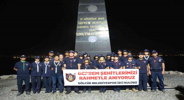 Depremde hayatını kaybedenler deprem saatinde dualarla anıldı
