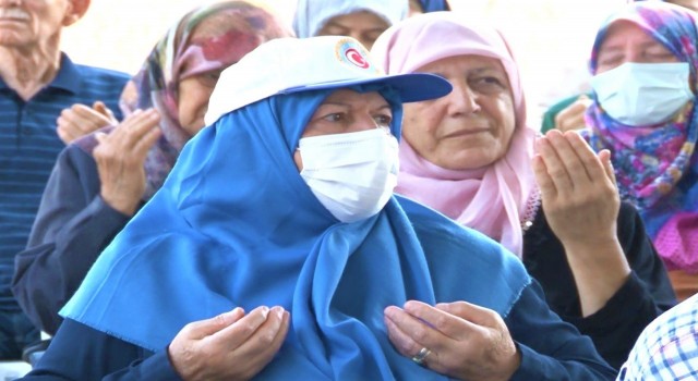 Depremde yaşamını yitirenler için eller semaya açıldı