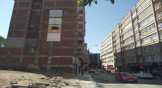 Depremde yıkılan binanın yanındaki apartmanda asılı kalan dolap kuşlara yuva oldu