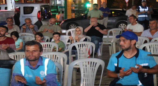 Depremin 23üncü yılında eller semaya açıldı, hayatını kaybedenler anıldı