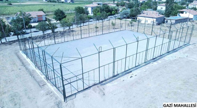 Develide kırsal mahallelerdeki halı saha yapım çalışmaları devam ediyor