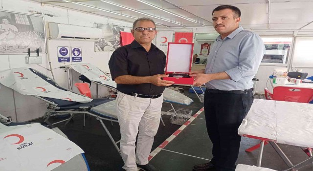 Diclede 47nci kez kan bağışında bulunan vatandaşa plaket