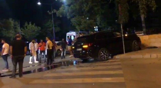 Dikkatsiz sürücüler kavşakta kafa kafaya çarpıştı