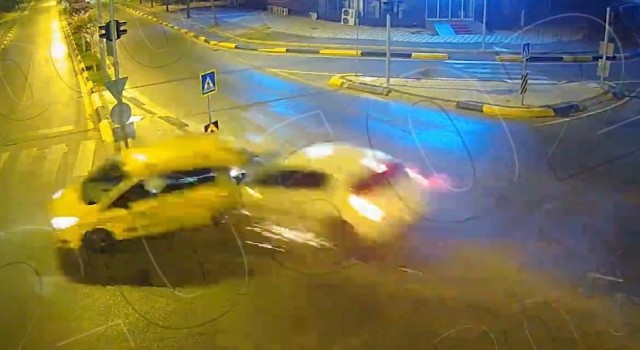 Dikkatsizlikleri canlarından ediyordu, kazalar kamerada