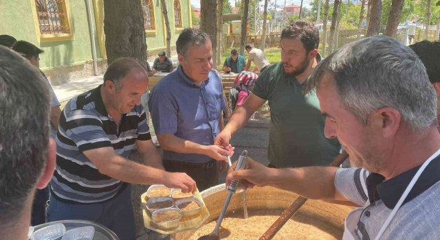 Dinarda vatandaşlara aşure ikramı