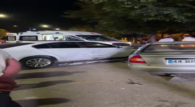 Direksiyon hakimiyetini kaybeden otomobil park halindeki araca çarptı