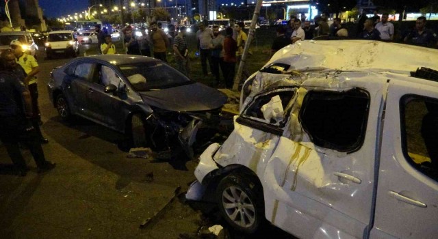 Diyarbakırda otomobil takla atıp başka bir aracın üzerine düştü: 4ü çocuk 10 yaralı