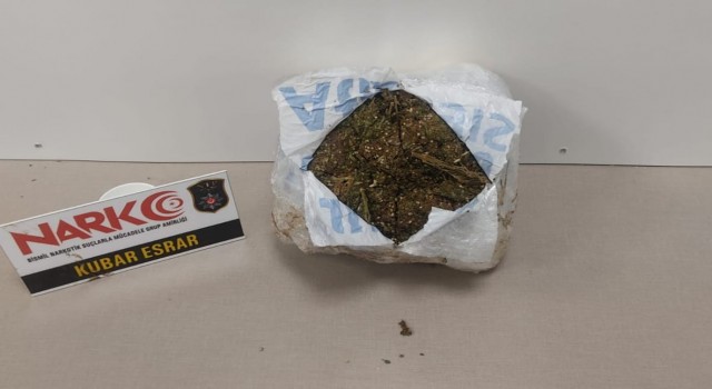 Diyarbakırda polis arazide toprağı gömülü uyuşturucu madde buldu