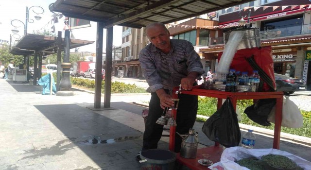 Diyarbakırda sıcak havaların serinletici içeceği ‘meyan şerbeti
