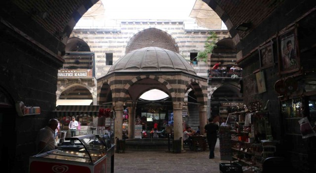 Diyarbakırda tarihi handa kitap okuma keyfi