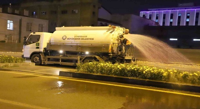 Diyarbakırda yeşil alanları sıcaklardan koruma çalışmaları sürüyor