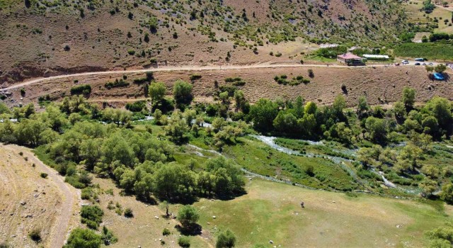 Doğa harikası Girlevik Şelalesine hayat veren gözeler, ziyaretçilerin uğrak yeri oldu