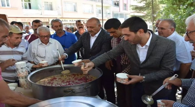 Doğanşehirde vatandaşlara aşure ikram edildi