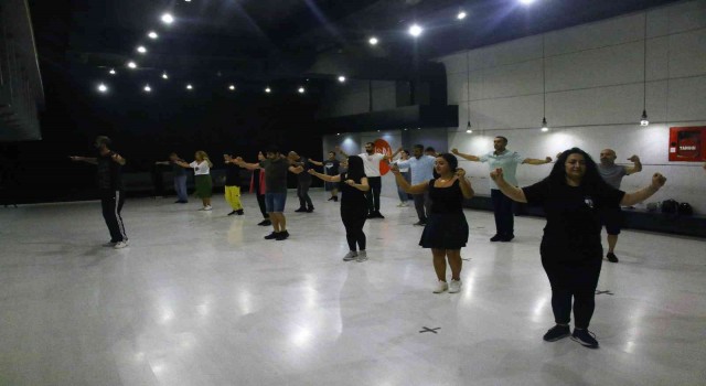 Düğün arifesindeki çiftler ilk dans yerine Ankara oyun havaları öğreniyor