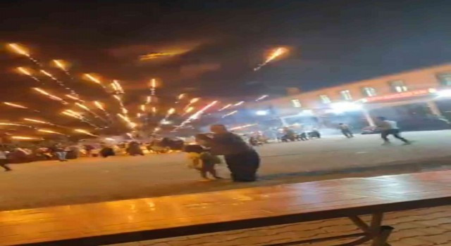 Düğüne katılanların tepesinde havai fişek patladı
