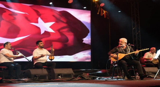 Dumlupınarda Esat Kabaklı konseri
