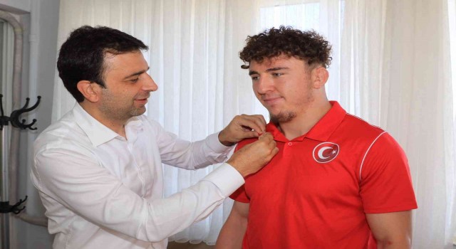Dünya 3üncüsü güreşçi altınla ödüllendirildi