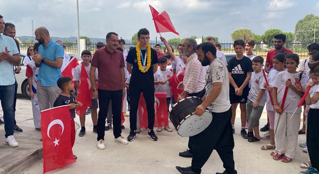 Dünya ikincisi olan Furkan Münir Doğru, memleketinde davul zurnayla karşılandı