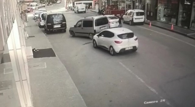 Dur ihtarına uymadı, araçla polise çarpıp kaçtı