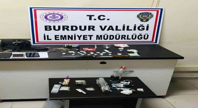 Durdurulan araç ve içerisindeki şahıslar üzerinde çok sayıda uyuşturucu madde bulundu